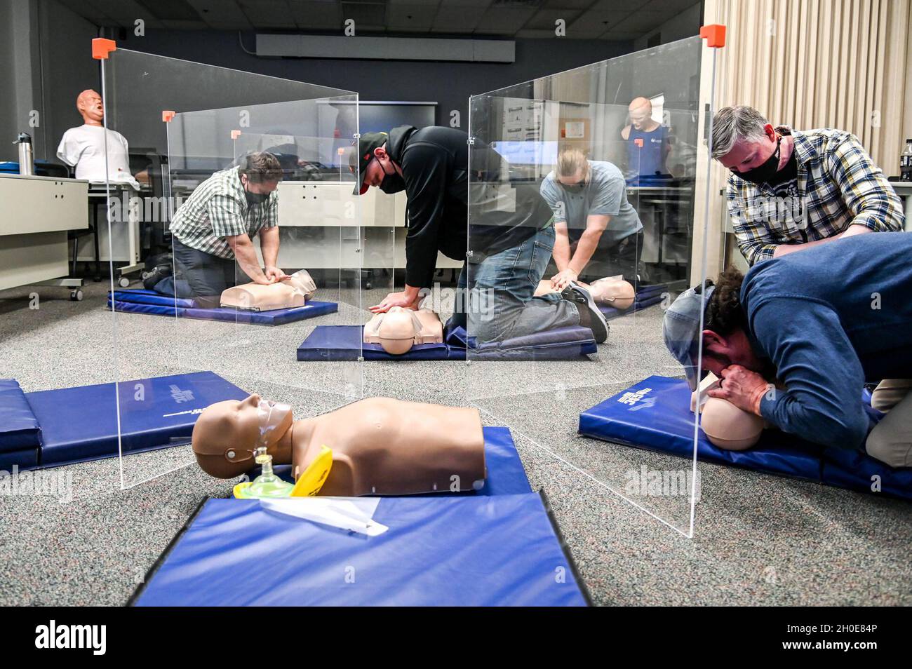 Les étudiants pratiquent les compressions et les respirations de secours dans le cadre de la réanimation cardiopulmonaire, ou cours de RCP, 8 février 2021, à la base aérienne de Hill, Utah.La classe du CP est l'une des nombreuses classes qui sont encore offertes pendant la pandémie, avec des modifications du Centre d'éducation et d'instruction du 75e Escadron de soutien de la Force. Banque D'Images