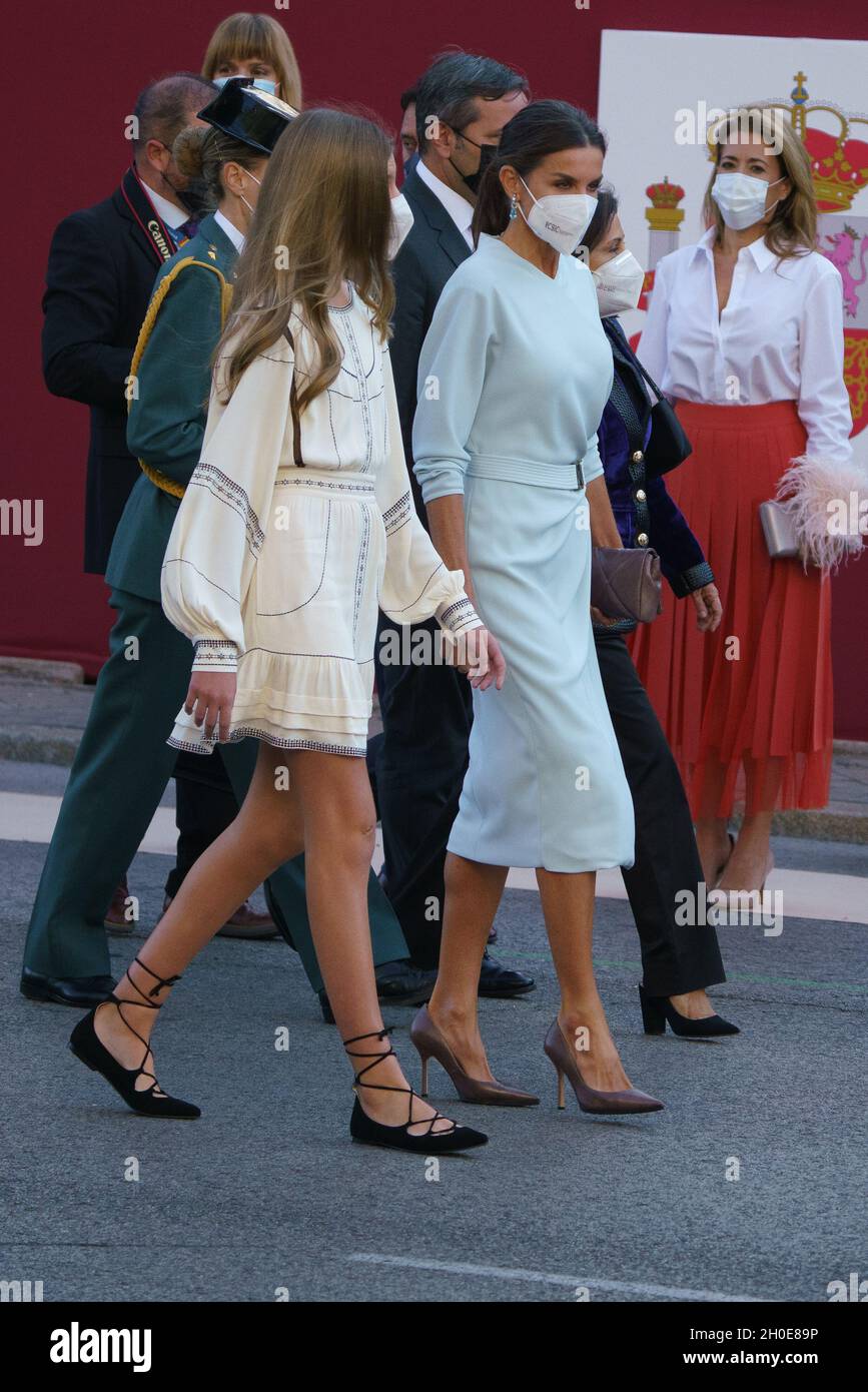 Madrid, Espagne.12 octobre 2021.L'Infanta Sofia et la Reine Letizia, lors de l'acte solennel d'hommage au drapeau national et au défilé militaire le jour de l'Hispanidad, à Madrid.Crédit : SOPA Images Limited/Alamy Live News Banque D'Images