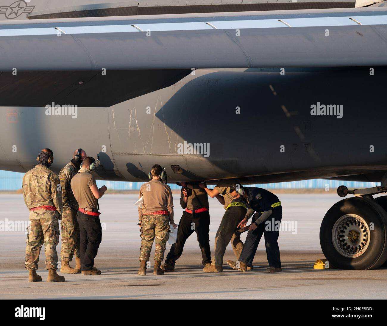 Un B-1B lancer repose sur la ligne aérienne de l'aéroport international de Kempegowda, Bengaluru, Inde, avant un départ tôt le matin, le 8 février 2021.Le B-1 a effectué un survol aux côtés de l'Indian Air Force pendant le salon Aero India 2021.Aero India offre à la U.S. Air Force l'occasion de renforcer les relations de mil à mil avec la Indian Air Force. Banque D'Images