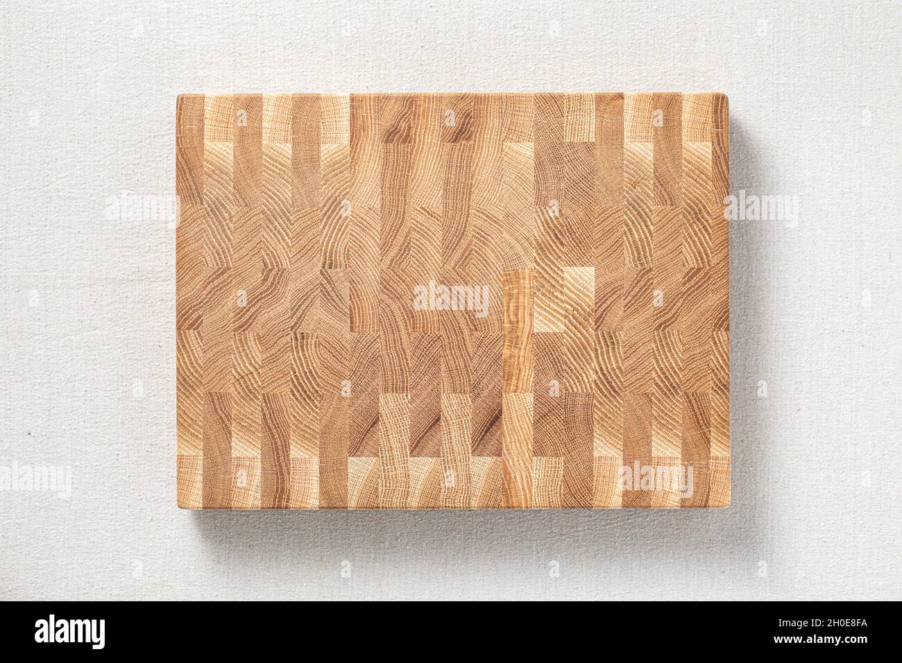 Planche à découper en chêne épissée ​​wooden sur toile de jute.La coupe transversale de la planche de chêne a une texture mosaïque. Banque D'Images