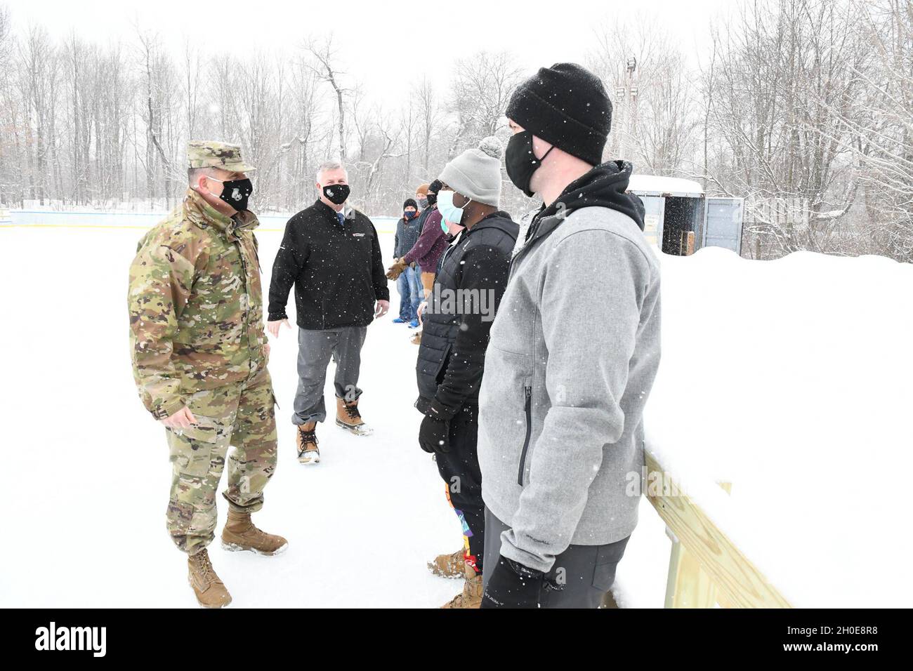 Le colonel Jeffery Lucas, commandant de la garnison de fort Drum, se joint à Eric Wagenaar, adjoint au commandant de la garnison, et au sergent de commandement.Le Maj Roberto Munoz, conseiller principal de garnison inscrit, en présentant les pièces de remise en question au personnel des opérations de la patinoire.Jusqu'à présent, 2021 a vu le type de temps d'hiver du nord du pays qui fait de la patinoire un point chaud pour les loisirs de plein air.Depuis l'ouverture de la patinoire le 25 janvier, elle a vu plus d'activité au cours des 10 premiers jours que toute la saison dernière. Banque D'Images