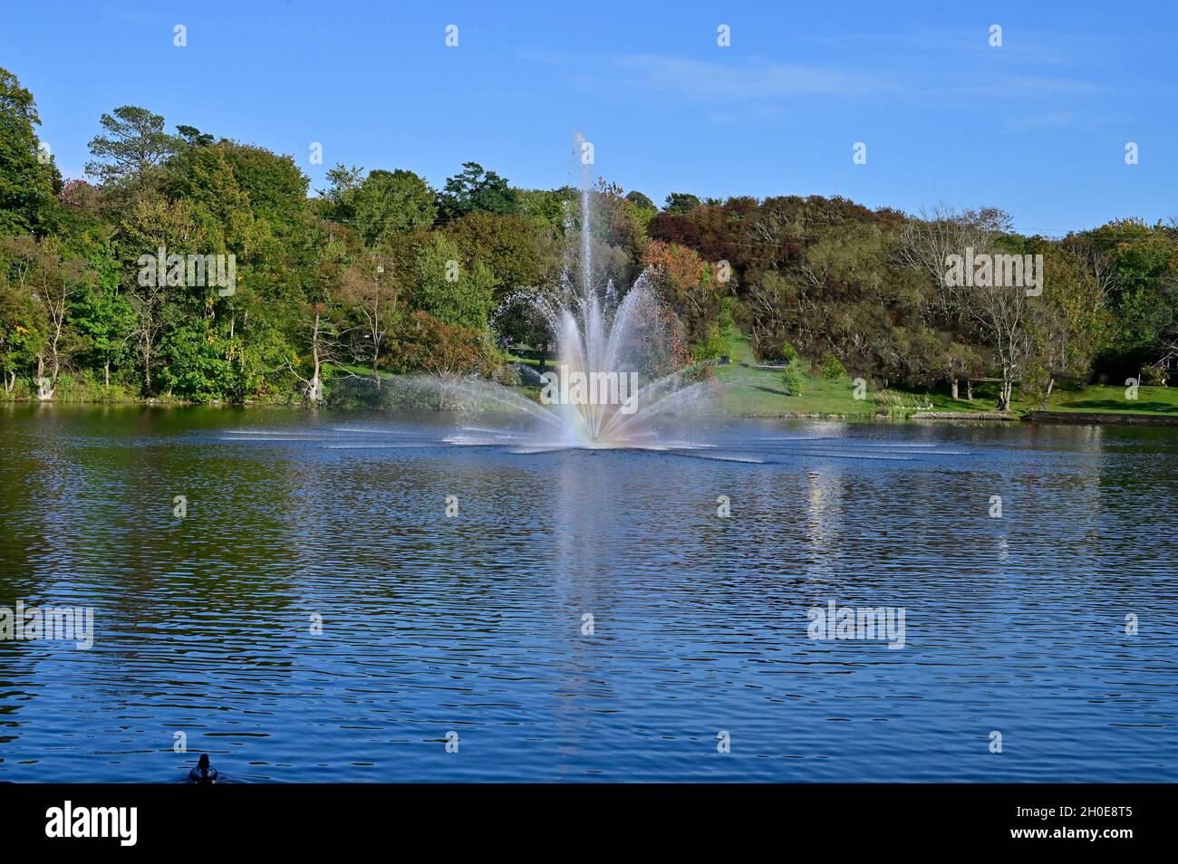 Paysage avec un magnifique arc-en-ciel dans une fontaine Banque D'Images