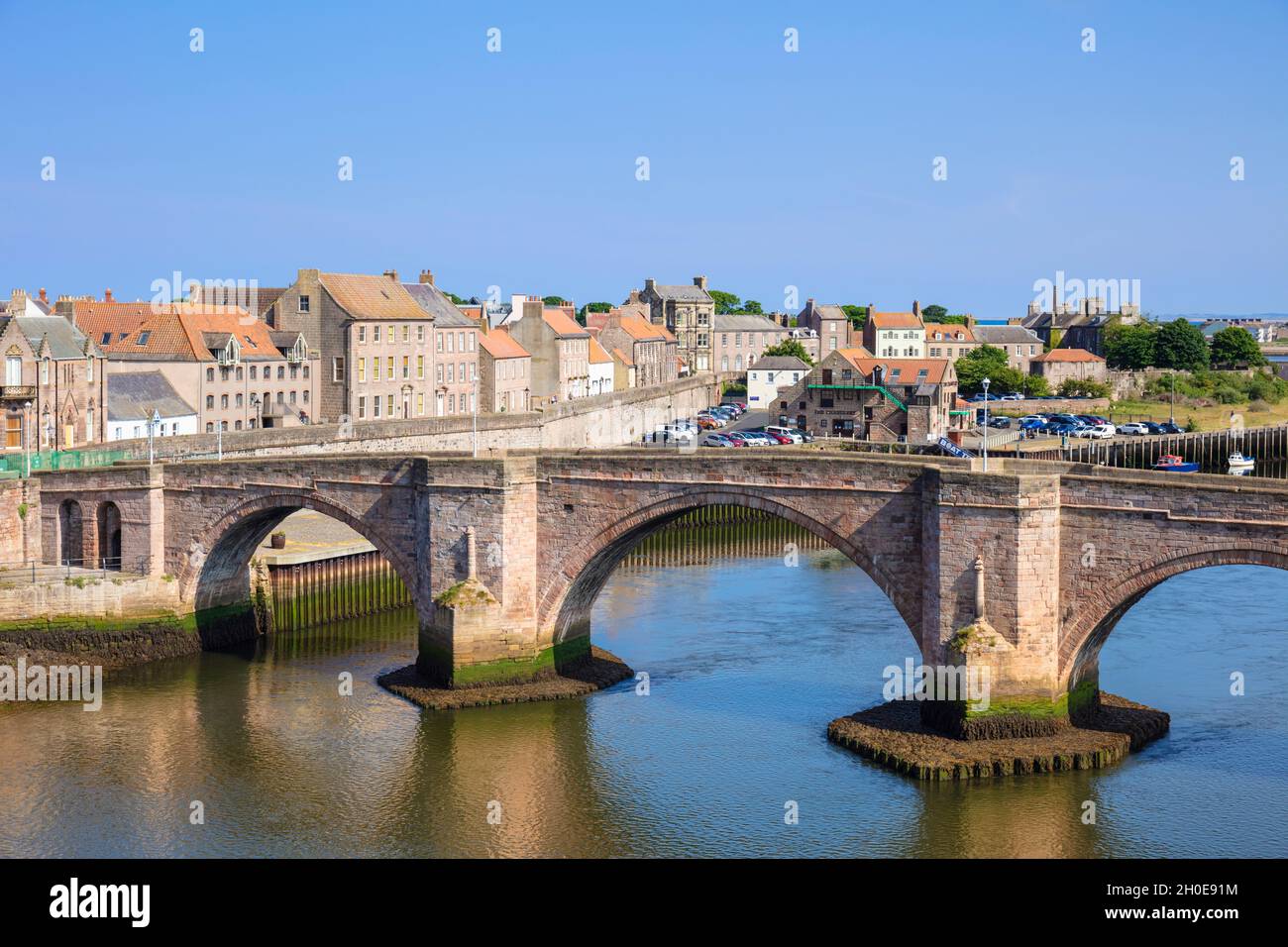 Berwick on tweed le vieux pont ou le pont de Berwick et les murs de la ville murs de quai Berwick-upon-Tweed ou Berwick-on-Tweed Northumberland Angleterre GB UK Banque D'Images