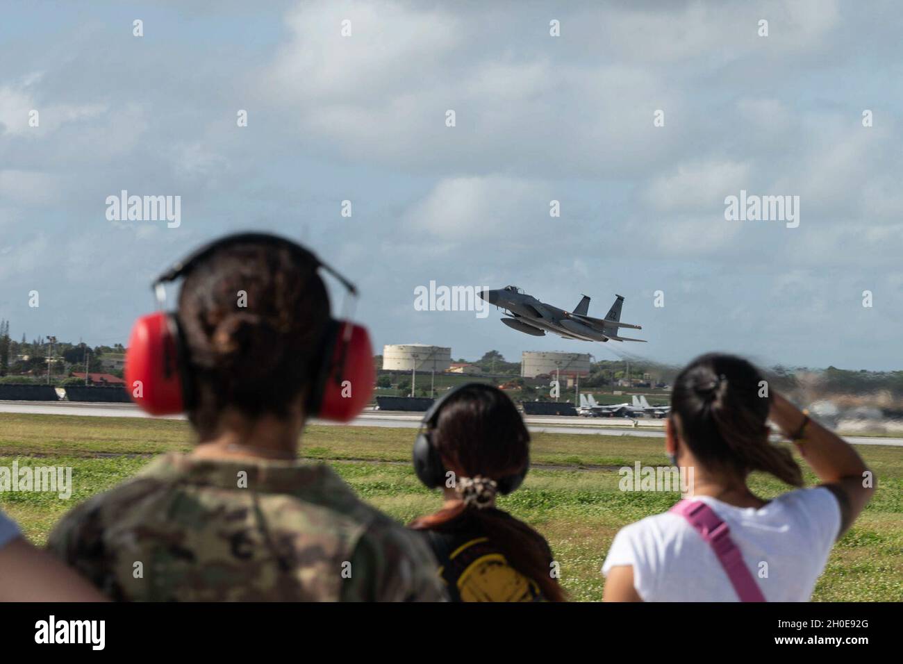 Un aigle F-15 de McDonnel Douglas avec le 44e Escadron de chasse, la base aérienne de Kadena, prend son envol dans le cadre d'un exercice d'entraînement au cours du COPE North 2021, le 9 février 2021, à la base aérienne d'Andersen, à Guam.Environ 2,200 membres du personnel et 97 avions ont été réunis pour faire face North 21 avec la mission pour améliorer la préparation au combat, accroître l'interopérabilité entre la US Air Force et la Japan Air Self Defense Force, ou Koku-Jietai. Banque D'Images