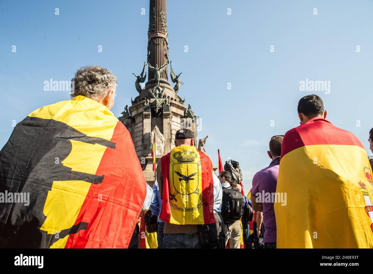 Barcelone, Espagne.12 octobre 2021.Les gens sont vus avec des drapeaux espagnols en offrande florale à la statue de Christophe Colomb à Barcelone.les gens ont assisté à l'offrande florale à la statue de Christophe Colomb à Barcelone à l'occasion du 12 octobre, la Journée hispanique organisée par la partie d'extrême droite, VOX.Il y avait, le porte-parole de VOX au Parlement de Catalogne, Ignacio Garriga, accompagné des deux porte-parole de la Chambre catalane, Juan Garriga et Antonio Gallego, ainsi que le député Andres Bello.Crédit : SOPA Images Limited/Alamy Live News Banque D'Images