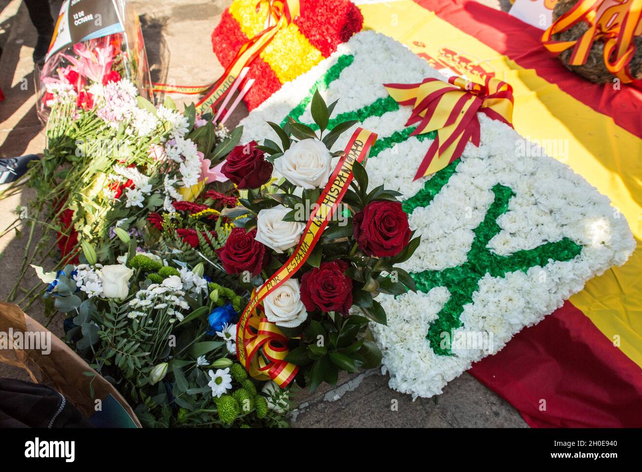 Barcelone, Espagne.12 octobre 2021.Des fleurs sont vues dans l'offrande florale qui dit, Vox sur la statue de Christophe Colomb à Barcelone.les gens ont assisté à l'offrande florale à la statue de Christophe Colomb à Barcelone à l'occasion du 12 octobre, la Journée hispanique organisée par l'extrême droite partie, VOX.Il y avait, le porte-parole de VOX au Parlement de Catalogne, Ignacio Garriga, accompagné des deux porte-parole de la Chambre catalane, Juan Garriga et Antonio Gallego, ainsi que le député Andres Bello.Crédit : SOPA Images Limited/Alamy Live News Banque D'Images