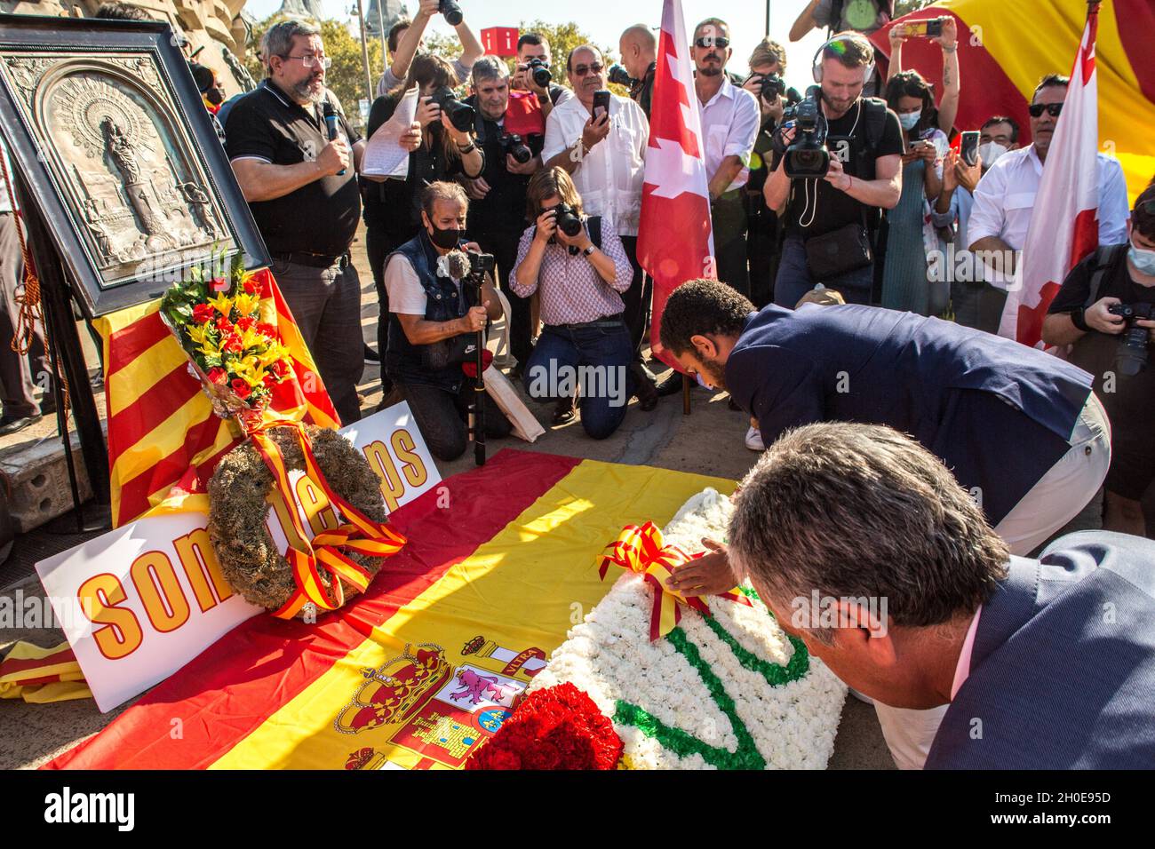 Barcelone, Espagne.12 octobre 2021.Député du Parlement de Catalogne, Ignacio Garriga dépose une couronne de fleurs à la statue de Christophe Colomb à Barcelone. Les gens ont assisté à l'offrande florale à la statue de Christophe Colomb à Barcelone à l'occasion du 12 octobre, Journée hispanique organisée par le parti d'extrême droite, VOX.Il y avait, le porte-parole de VOX au Parlement de Catalogne, Ignacio Garriga, accompagné des deux porte-parole de la Chambre catalane, Juan Garriga et Antonio Gallego, ainsi que le député Andres Bello.Crédit : SOPA Images Limited/Alamy Live News Banque D'Images