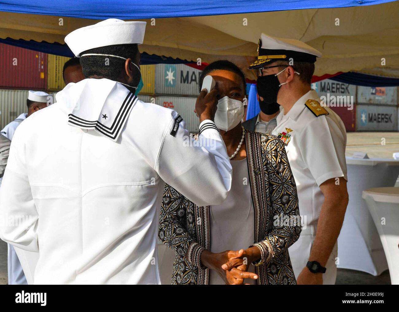 MOMBASA, Kenya (09 février 2021) l'Hospitalman de 2e classe Benjamin Richardson vérifie la température du Dr Monica Juma, secrétaire du Cabinet et ministre de la Défense au Kenya, avant de commencer une visite de la base expéditionnaire de la mer USS Hershel « Woody » Williams (ESB 4) à Mombasa, Kenya le 9 février 2021.Hershel Williams travaille à la Sixième flotte des États-Unis pour mener une formation en interopérabilité et établir des partenariats stratégiques avec leurs partenaires africains. Banque D'Images