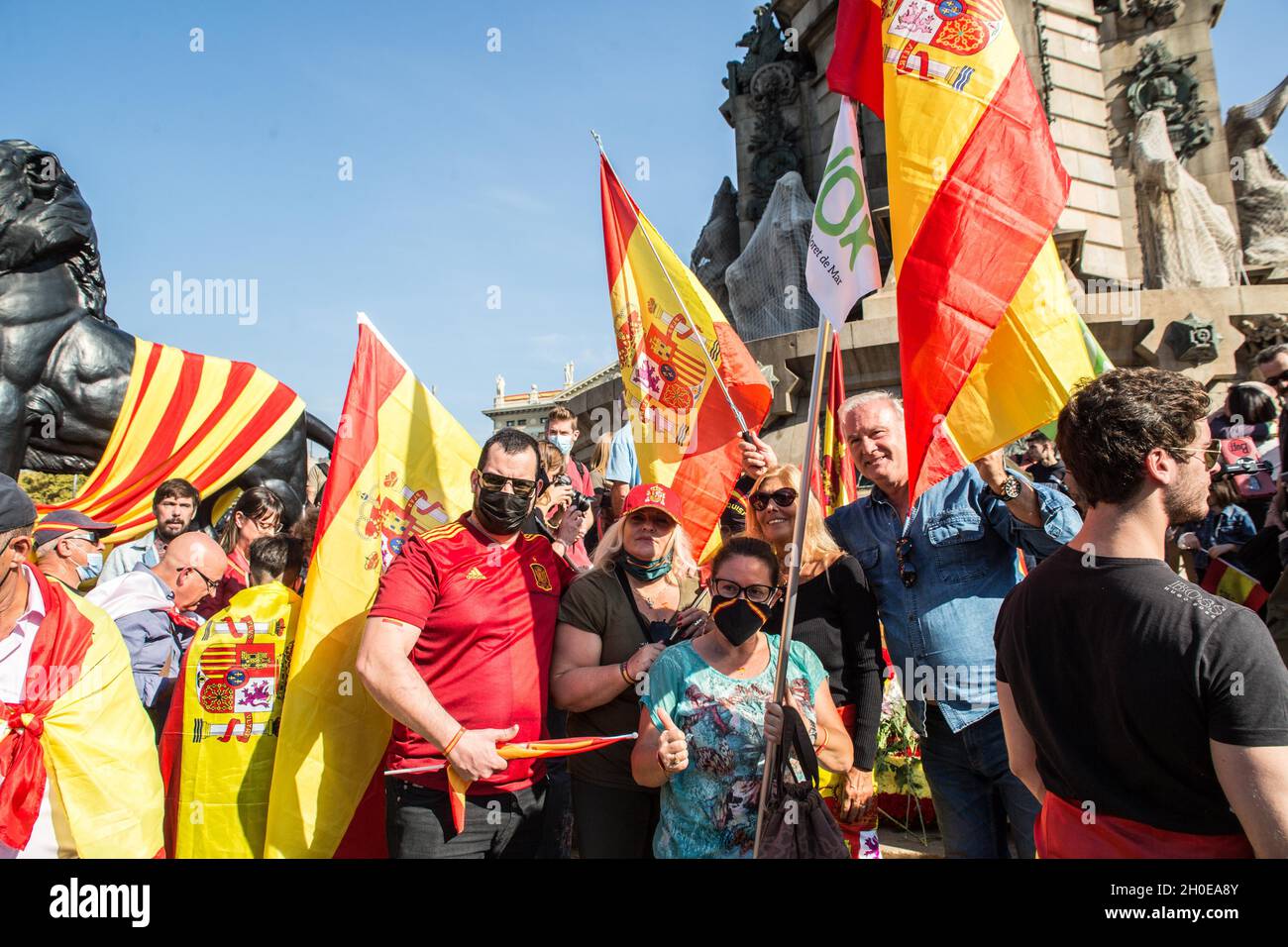 Barcelone, Espagne.12 octobre 2021.Les gens sont vus avec des drapeaux espagnols en offrande florale à la statue de Christophe Colomb à Barcelone.les gens ont assisté à l'offrande florale à la statue de Christophe Colomb à Barcelone à l'occasion du 12 octobre, la Journée hispanique organisée par la partie d'extrême droite, VOX.Il y avait, le porte-parole de VOX au Parlement de Catalogne, Ignacio Garriga, accompagné des deux porte-parole de la Chambre catalane, Juan Garriga et Antonio Gallego, ainsi que le député Andres Bello.(Photo de Thiago Prudencio/SOPA Images/Sipa USA) crédit: SIPA USA/Alay Live News Banque D'Images