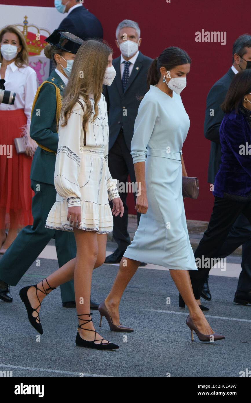 Madrid, Espagne.12 octobre 2021.L'Infanta Sofia et la Reine Letizia, lors de l'acte solennel d'hommage au drapeau national et au défilé militaire le jour de l'Hispanidad, à Madrid.(Photo par Atilano Garcia/SOPA Images/Sipa USA) crédit: SIPA USA/Alay Live News Banque D'Images