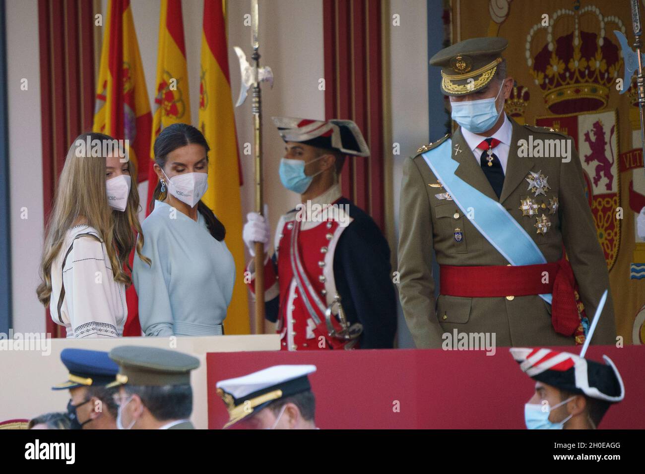 Madrid, Espagne.12 octobre 2021.Le roi Felipe VI, l'Infanta Sofia et la reine Letizia, lors de l'acte solennel d'hommage au drapeau national et au défilé militaire le jour de l'Hispanidad, à Madrid.(Photo par Atilano Garcia/SOPA Images/Sipa USA) crédit: SIPA USA/Alay Live News Banque D'Images