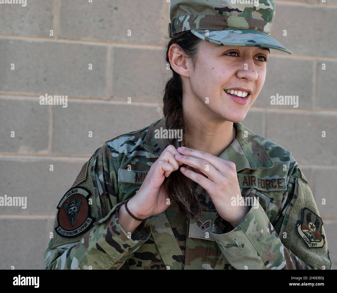 Airman principal de la Force aérienne des États-Unis Joanie Miller, 407e analyste du renseignement du soutien aux opérations expéditionnaires, analyse, produit et diffuse des produits pour les commandants d'escadre ainsi que pour les forces de coalition à la base aérienne Ali Al Saleem, au Koweït, le 10 février 2021.L'instruction 36-2903 de la Force aérienne a ajusté les normes sur les cheveux féminins pour appuyer les efforts continus visant à aborder la diversité et l'inclusion. Banque D'Images