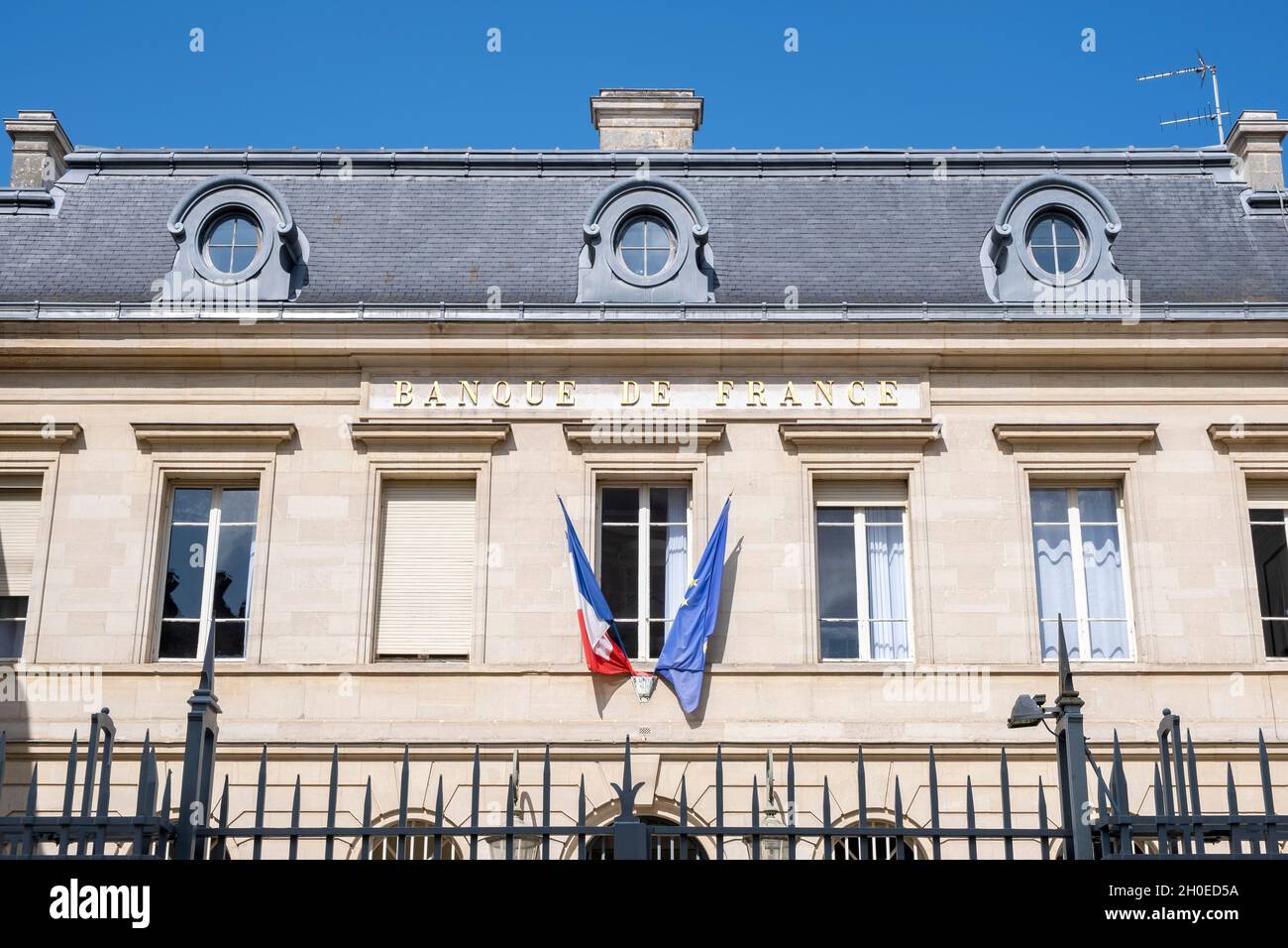 Façade de la Banque de France à Rennes (Bretagne, nord-ouest de la France), avec drapeau français et européen Banque D'Images