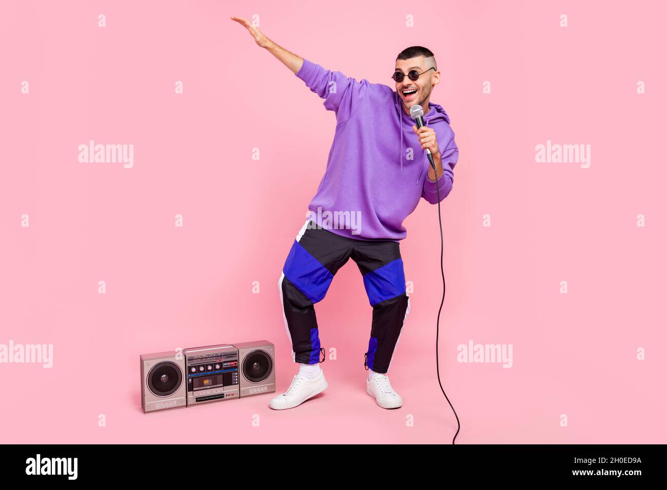 Photo du corps entier d'un jeune artiste de rue excitée chantez un boombox  de musique pop micro isolé sur fond rose Photo Stock - Alamy