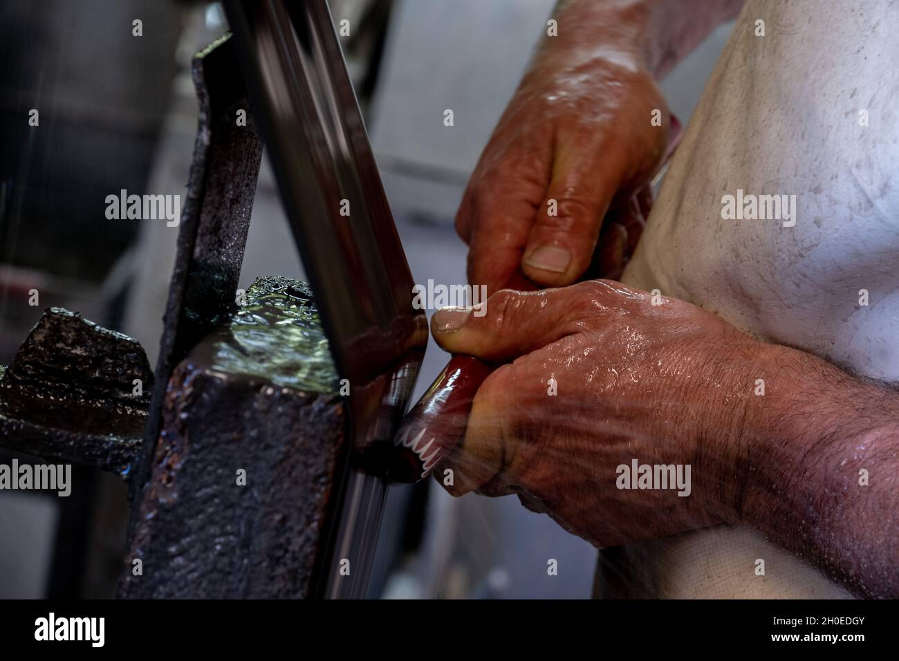 Les mains d'un travailleur froid et pendant la fabrication de perles de verre. Cet art a été inscrit en 2020 sur la liste représentative de l'intangible Cultural Herita Banque D'Images