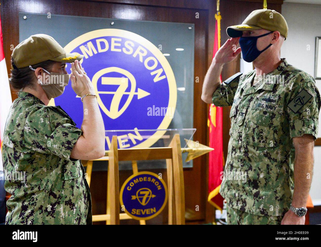 SINGAPOUR (fév11, 2021) – le capitaine Tom Ogden soulage le capitaine Ann McCann au poste de commodore de l'escadron Destroyer sept lors de la cérémonie de passation de commandement à Singapour.En tant que destroyer escadron de la marine américaine déployé en Asie du Sud-est, DESRON 7 est le commandant tactique et opérationnel principal des navires de combat littoraux déployés en territoire rotationnel à Singapour et construit des partenariats par des exercices d’entraînement et des engagements militaires. Banque D'Images