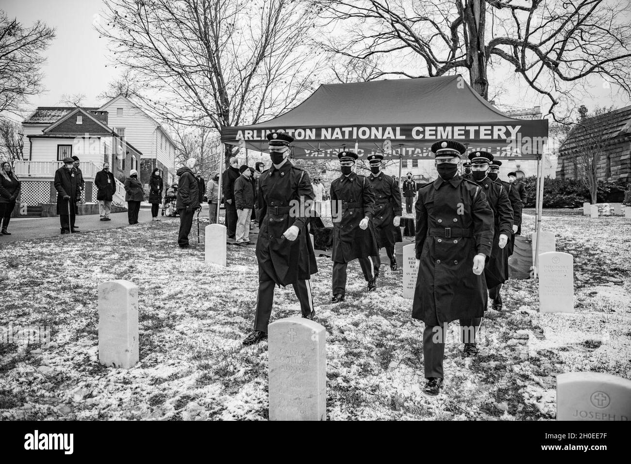 Des soldats du 3d U.S. Infantry Regiment (The Old Guard) et un bugler de la bande de l’armée américaine, « Pershing’s Own », effectuent des funérailles militaires modifiées pour le Pvt des forces aériennes de l’armée américaine.Miriam Rivkin dans la section Q du cimetière national des soldats et des aviateurs des États-Unis, Washington, D.C., le 11 février 2021.Rivkin s'est joint au corps de l'air auxiliaire féminin en 1943 et a servi pendant deux ans pendant la Seconde Guerre mondiale.Elle a été l'une des seules femmes soldats du théâtre de la guerre Chine-Birmanie-Inde et a servi comme photographe.Après avoir quitté le service, Rivkin a eu une carrière de 50 ans dans l'indést de mode de New York Banque D'Images