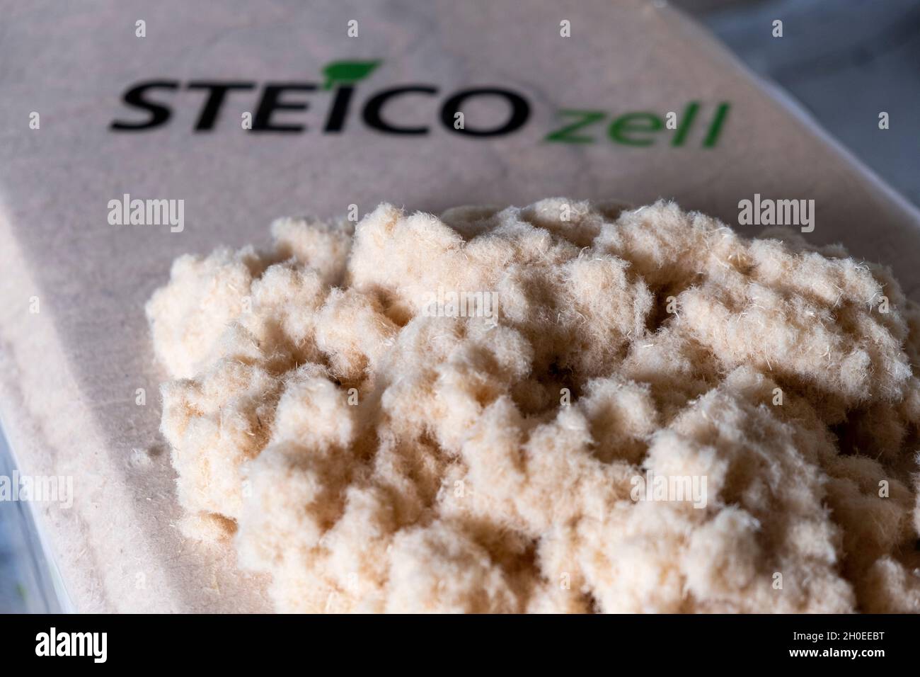 La laine de fibre de bois en vrac STEICO Zell est un matériau d'isolation thermique écologique, respirant, anti-allergique et écologique adapté à l' Banque D'Images