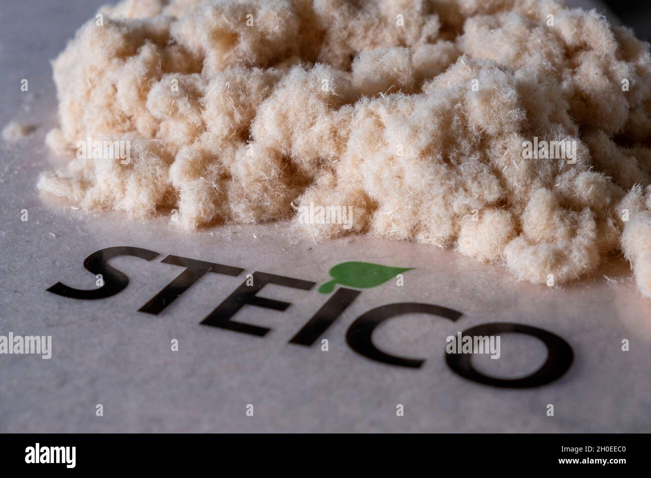 La laine de fibre de bois en vrac STEICO Zell est un matériau d'isolation thermique écologique, respirant, anti-allergique et écologique adapté à l' Banque D'Images