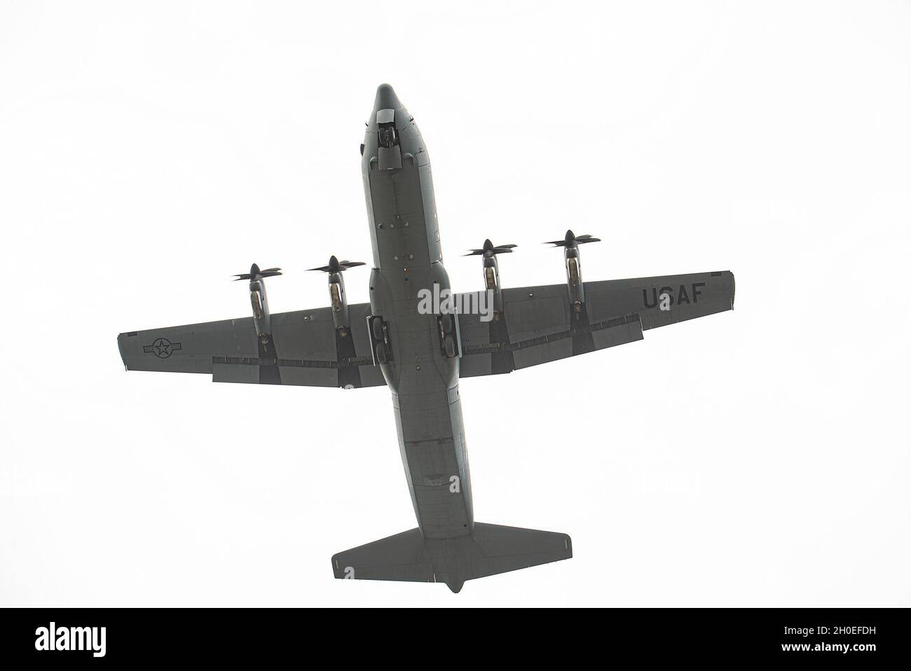 Un US Air Force C-130J Super Hercules, affecté à la base aérienne de Yokota, au Japon, approche d'un atterrissage pendant COPE North 21, le 11 février 2021, au-dessus d'Angaur, Palau.Le CN permet aux forces américaines et alliées d'améliorer l'interopérabilité et de mettre en pratique l'aide humanitaire et les efforts de secours en cas de catastrophe pour se préparer aux effets dévastateurs des catastrophes naturelles et pour se rétablir de ces effets. Banque D'Images