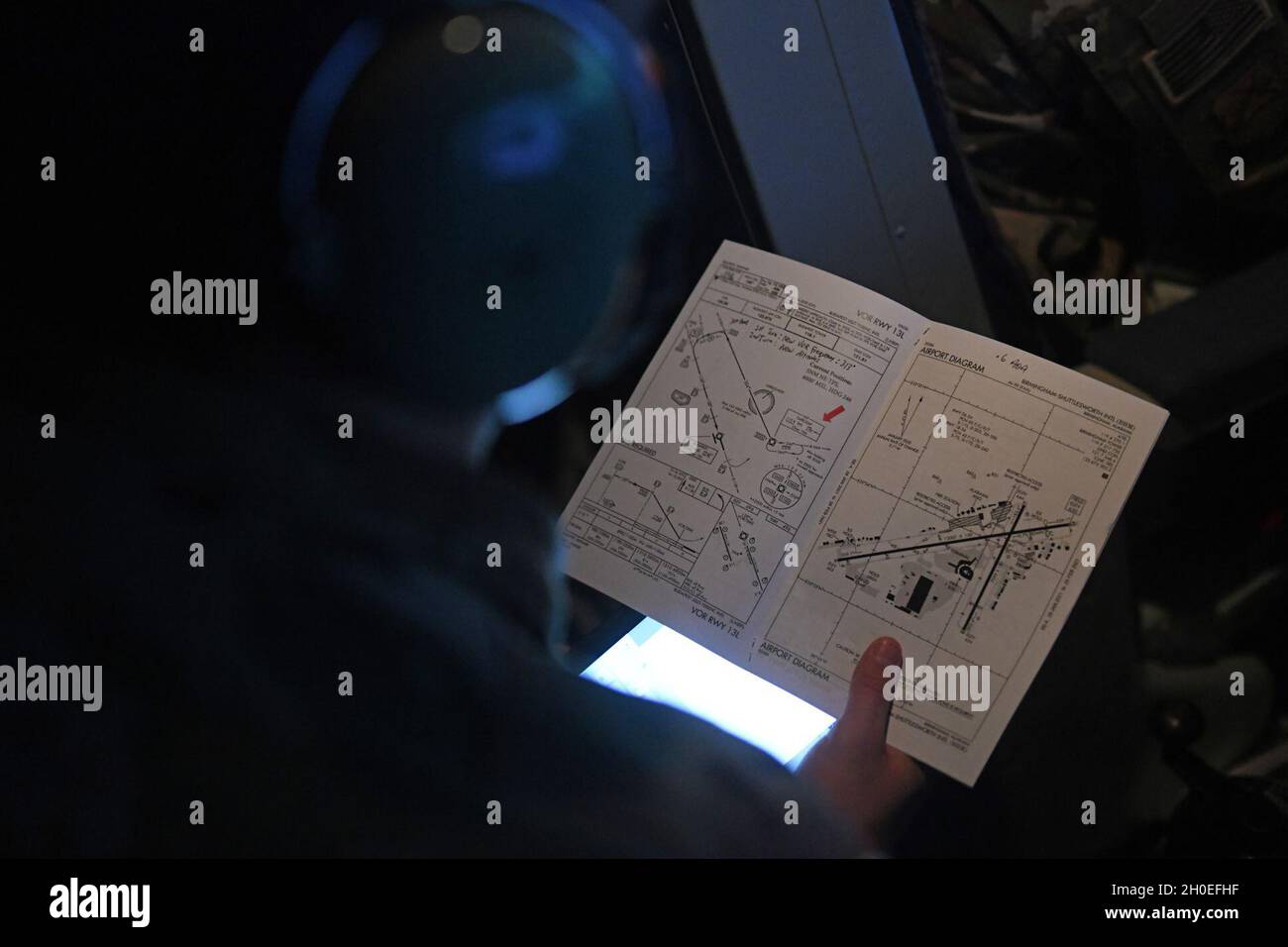 L'aviateur principal de la U.S. Air Force, Juan Morales, exploitant de la rampe du 351e Escadron de ravitaillement en carburant, analyse un diagramme d'aéroport lors de la compétition Tanker Heist à Royal Air Force Mildenhall, en Angleterre, le 11 février 2021.Chaque équipe avait la capacité de gagner ou de perdre des points en fonction de leurs techniques et de leur succès lors de diverses manœuvres dans le simulateur. Banque D'Images