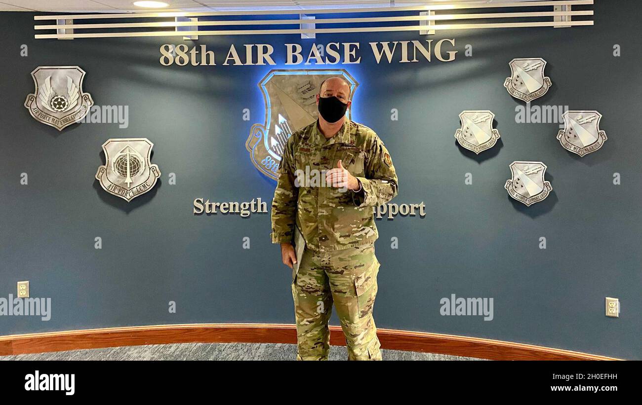 Le colonel Patrick Miller, 88e Escadre de la base aérienne et commandant de l’installation, tient un appel du commandant virtuel le 11 février 2021 afin de mettre à jour l’équipe Wright-Patt sur les sujets d’actualité et les sujets de préoccupation. Banque D'Images