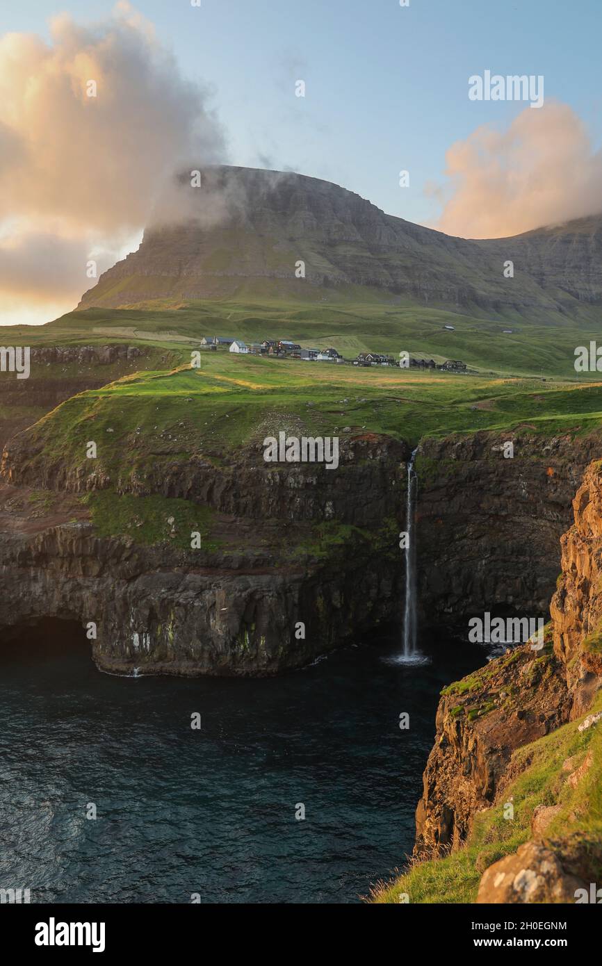 Cascade de Mulafossur près de Gasadalur, île de Vagar, îles Féroé Voyage - - île de Vagar - Gasadalur - île de Vagar - îles Féroé - 31 août Banque D'Images