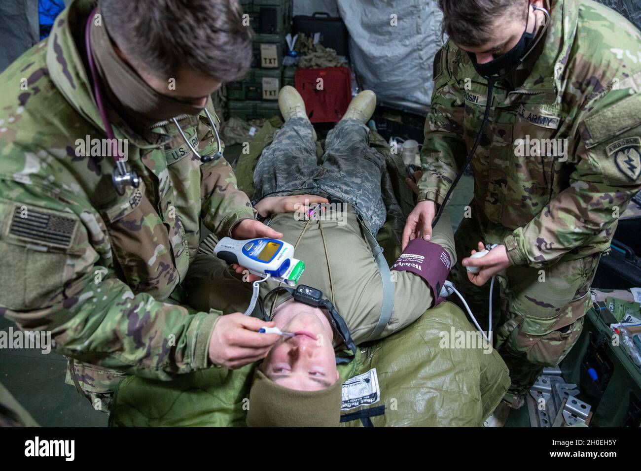 SPC.Michael Rosin (à droite) et Pvt.Hess, médecins du 3e Bataillon, 509e régiment d'infanterie de parachutisme, 4e équipe de combat de la Brigade d'infanterie (Airborne), 25e division d'infanterie, participe à un « exercice de lit » en vérifiant les bio-signes d'un patient dans la zone d'entraînement de Donnelley, Alaska, le 12 février 2021.Les parachutistes passeront environ dix jours dans le froid de l'Alaska à mener un scénario de combat à proximité d'un pair, en commençant par une opération aérienne pour sécuriser un aérodrome et des opérations offensives contre diverses cibles.Les parachutistes de la 4e IBCT (ABN), 25e ID, font partie de la seule armée de terre aérienne arctique des États-Unis br Banque D'Images