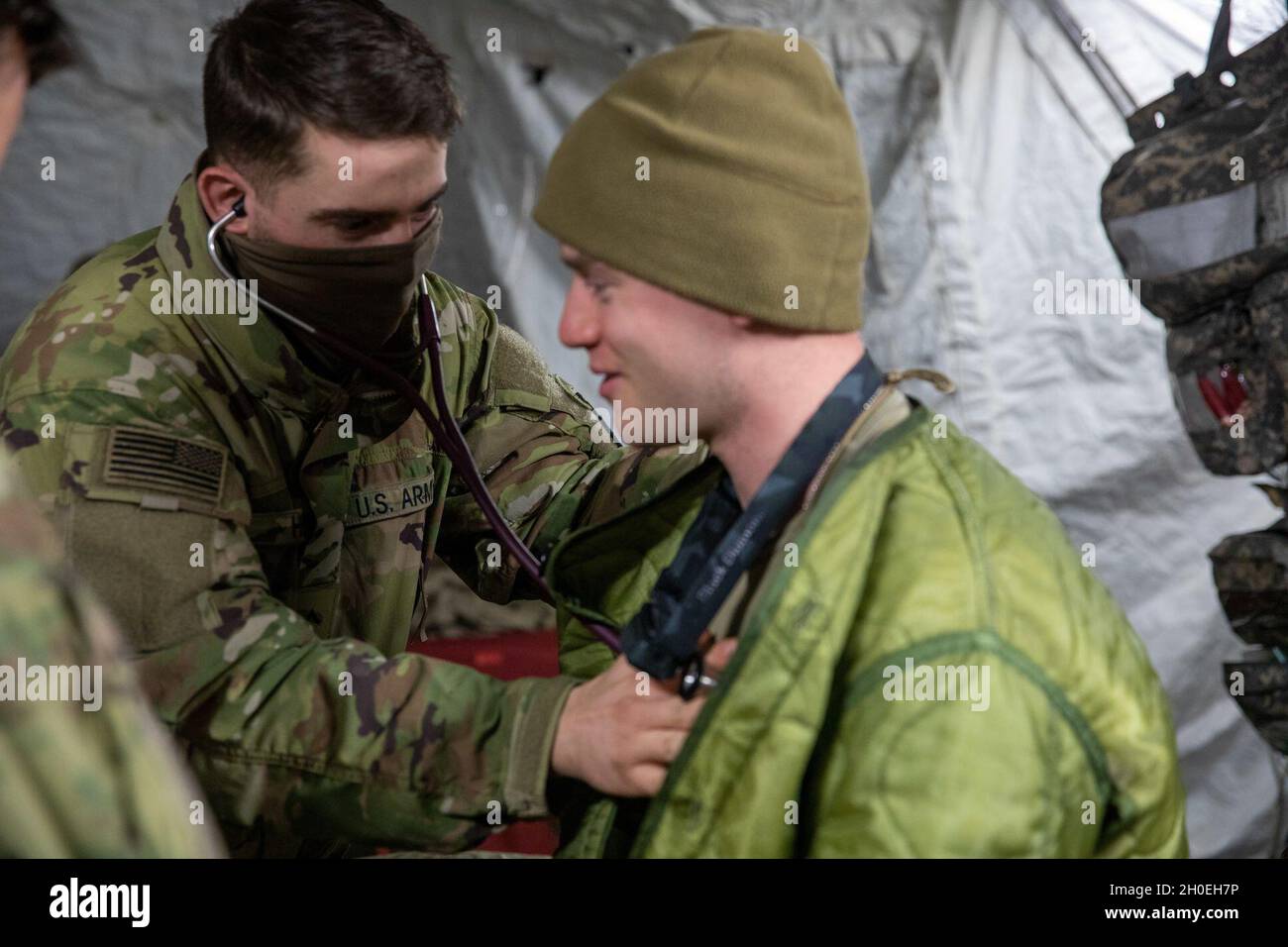 SPC.Michael Rosin, un medic du 3e Bataillon, 509e régiment d'infanterie de parachutisme, 4e équipe de combat de la Brigade d'infanterie (Airborne), 25e division d'infanterie, participe à un « exercice de lit » en vérifiant les bio-signes d'un patient dans la zone d'entraînement de Donnelley, Alaska, le 12 février 2021.Les parachutistes passeront environ dix jours dans le froid de l'Alaska à mener un scénario de combat à proximité d'un pair, en commençant par une opération aérienne pour sécuriser un aérodrome et des opérations offensives contre diverses cibles.Les parachutistes de la 4e IBCT (ABN), 25e ID, font partie de la seule brigade aéroportée arctique de l’armée américaine et co régulièrement Banque D'Images