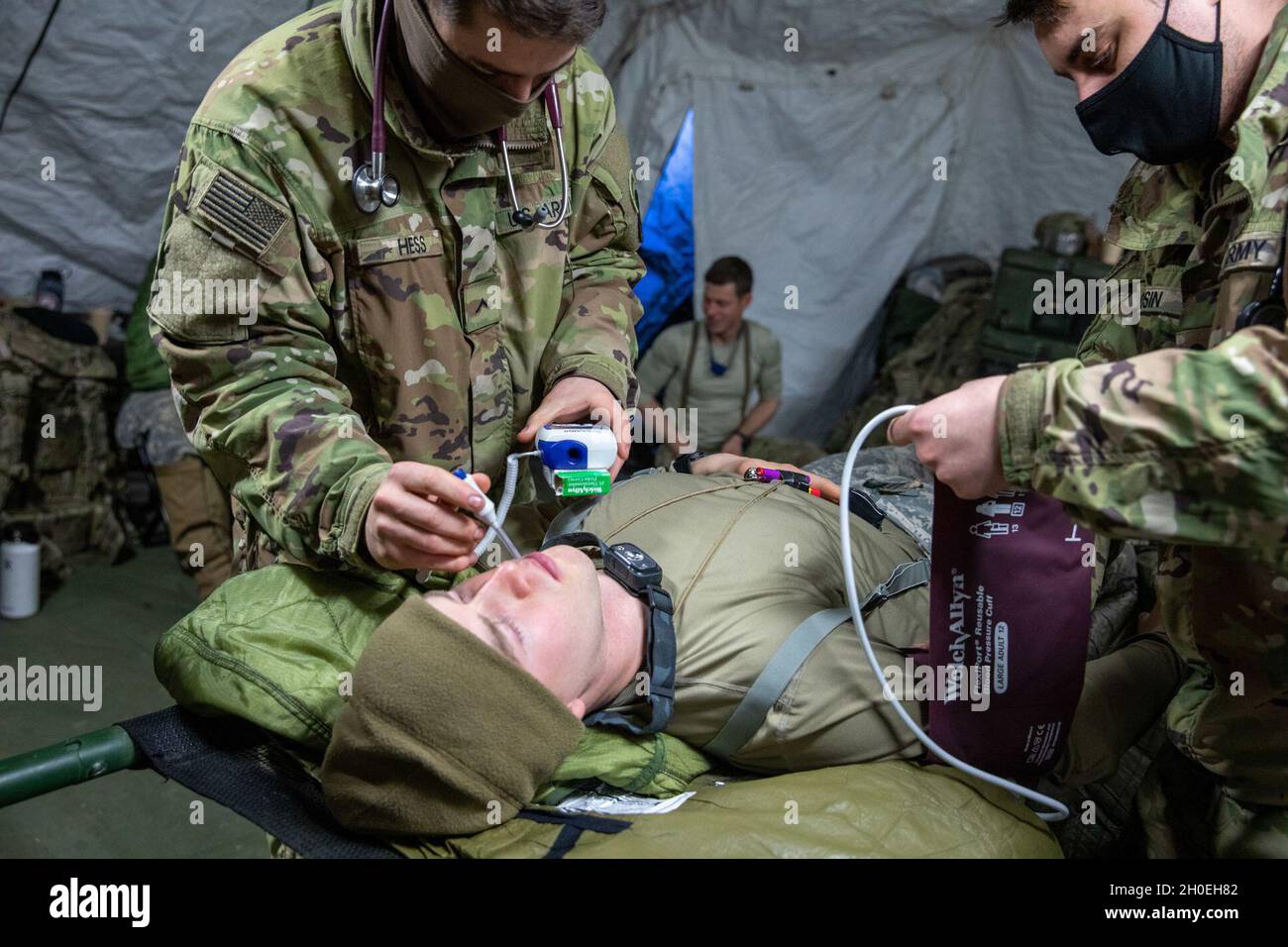 Pvt.Hess, un medic avec le 3e Bataillon, 509e régiment d'infanterie de parachutisme, 4e équipe de combat de la Brigade d'infanterie (Airborne), 25e division d'infanterie, participe à un « exercice de lit » en vérifiant les bio-signes d'un patient dans la zone d'entraînement de Donnelley, Alaska, le 12 février 2021.Les parachutistes passeront environ dix jours dans le froid de l'Alaska à mener un scénario de combat à proximité d'un pair, en commençant par une opération aérienne pour sécuriser un aérodrome et des opérations offensives contre diverses cibles.Les parachutistes de la 4e IBCT (ABN), 25e ID, font partie de la seule brigade aéroportée arctique de l’armée américaine et conduisent régulièrement des tras Banque D'Images