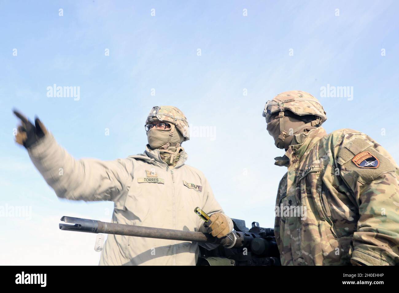 Soldats de l'armée américaine de la troupe Comanche, 1er Escadron, 2e Régiment de cavalerie, présence avancée renforcée Groupe de combat Pologne Voir le tunnel de leur arme d'équipage pendant une aire de qualification de tir à la zone d'entraînement de Bemowo Piskie, Pologne. Banque D'Images