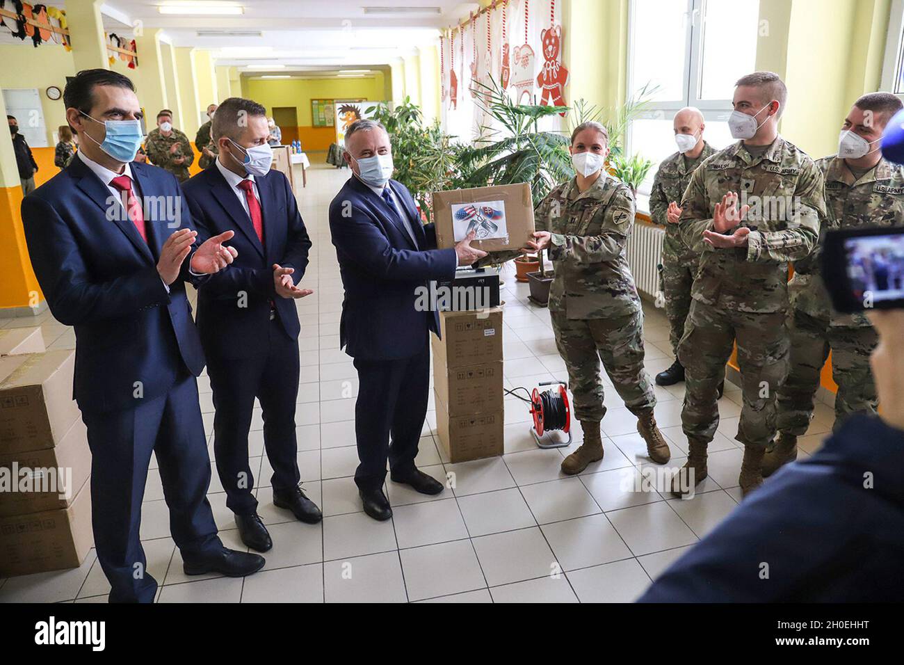 Le 12 février 2021, des soldats du 432e Bataillon des affaires civiles, ainsi que leurs homologues des militaires slovaques, ont offert des générateurs d'ozone à une école de Martin, en Slovaquie.Deux cent quarante-cinq générateurs, fournis par une société slovaque, ont été présentés à l'école élémentaire Aurel Stodola pour être utilisés dans les salles de classe de tout le district.Le don vise à accroître la sécurité des enfants et des jeunes qui étudient dans les écoles primaires par une désinfection efficace et régulière des salles de classe et des aires communes des écoles pour lutter contre la propagation de la COVID-19. Banque D'Images