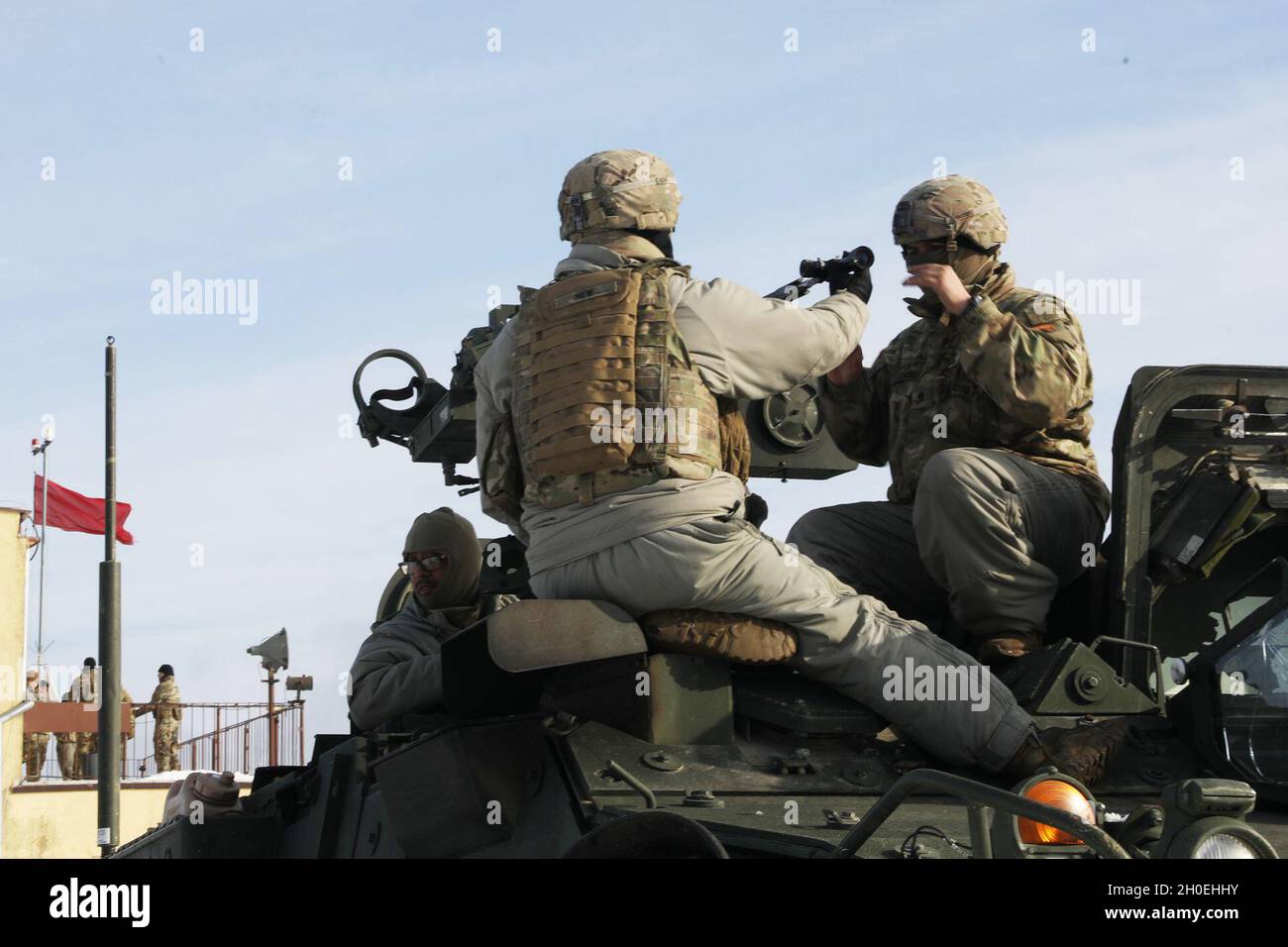 Les soldats de l'armée américaine de la troupe Comanche, 1er Escadron, 2e Régiment de cavalerie, présence avancée renforcée Groupe de combat Pologne ajustent leur arme pour assurer la précision des tirs pendant une plage de qualification de la gunerie à la zone d'entraînement de Bemowo Piskie, Pologne. Banque D'Images