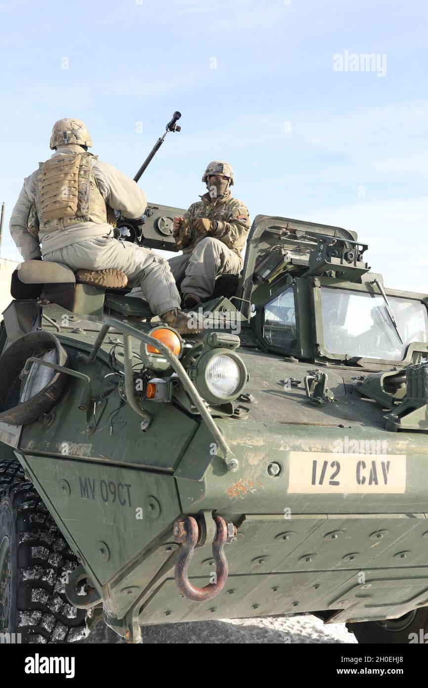 Les soldats de l'armée américaine de la troupe Comanche, 1er Escadron, 2e Régiment de cavalerie, présence avancée renforcée Groupe de combat Pologne ajustent leur arme pour assurer la précision des tirs pendant une plage de qualification de la gunerie à la zone d'entraînement de Bemowo Piskie, Pologne. Banque D'Images