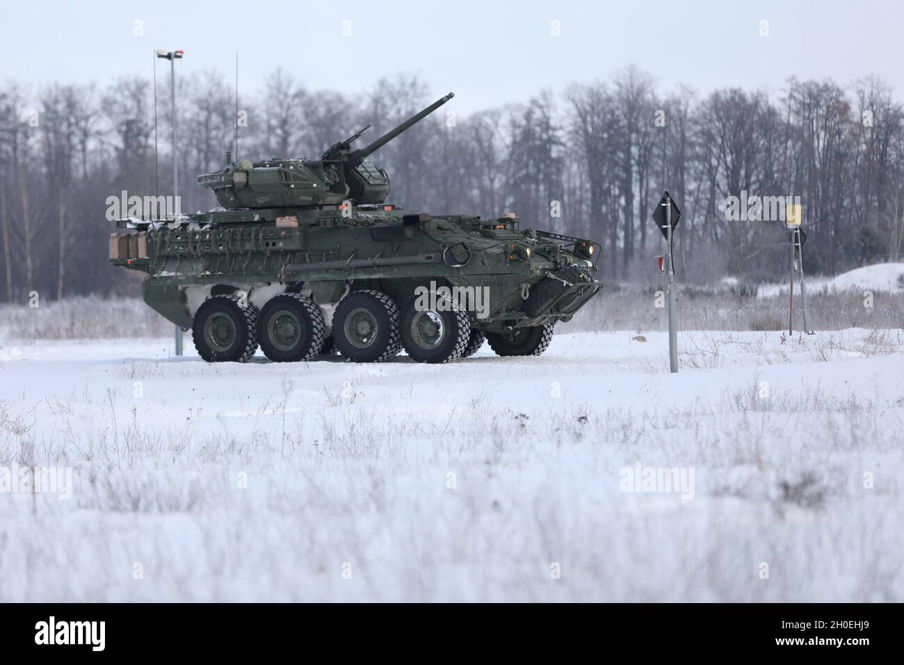 stryker de l'armée américaine de la troupe Comanche, 1er Escadron, 2e Régiment de cavalerie, présence avancée renforcée le groupement tactique Pologne se prépare à placer sa vue sur une cible lors d'un champ de qualification de la gunnery à la zone d'entraînement de Bemowo Piskie, en Pologne. Banque D'Images