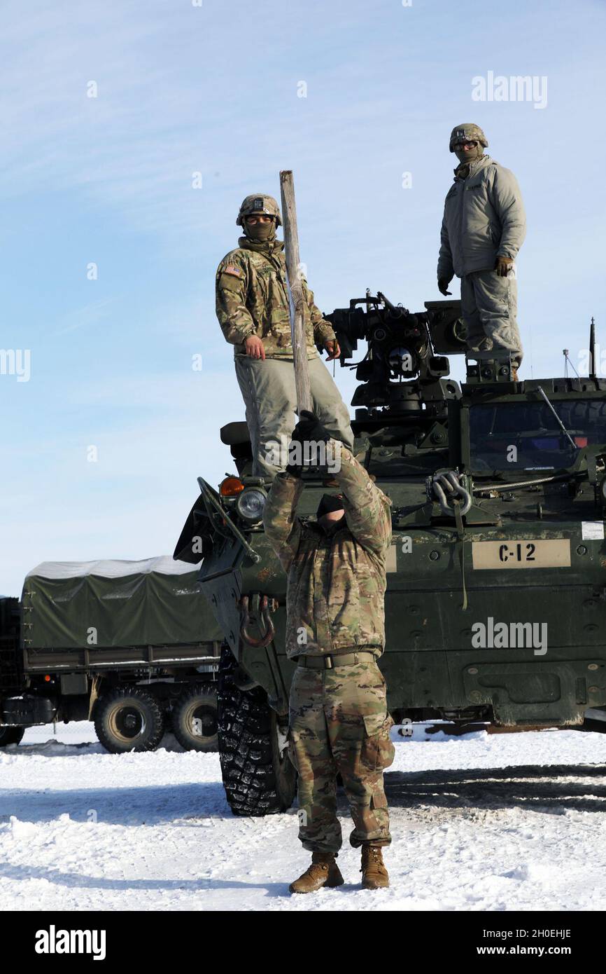 Les soldats de l'armée américaine de la troupe Comanche, 1er Escadron, 2e Régiment de cavalerie, présence avancée renforcée Groupe de combat Pologne préparent la vue de leur arme pour assurer la précision de tir pendant une aire de qualification de tir à Bemowo Piskie, zone d'entraînement de Bemowo Piskie, Pologne. Banque D'Images
