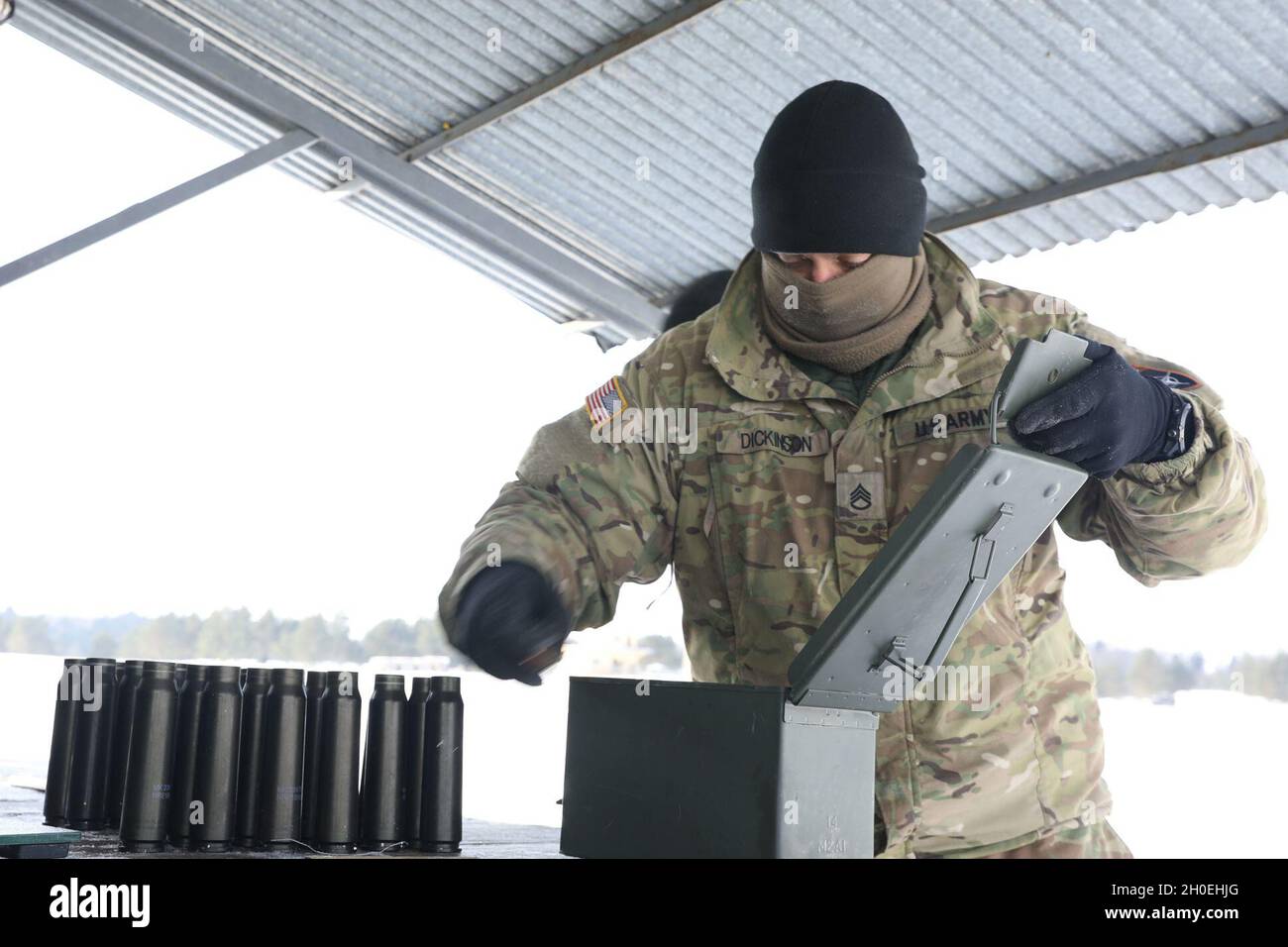 Soldat de l'armée américaine de la troupe Comanche, 1er Escadron, 2e Régiment de cavalerie, présence avancée renforcée le groupement tactique Pologne prépare des munitions pendant une période de qualification des armes à feu à la zone d'entraînement de Bemowo Piskie, Pologne. Banque D'Images