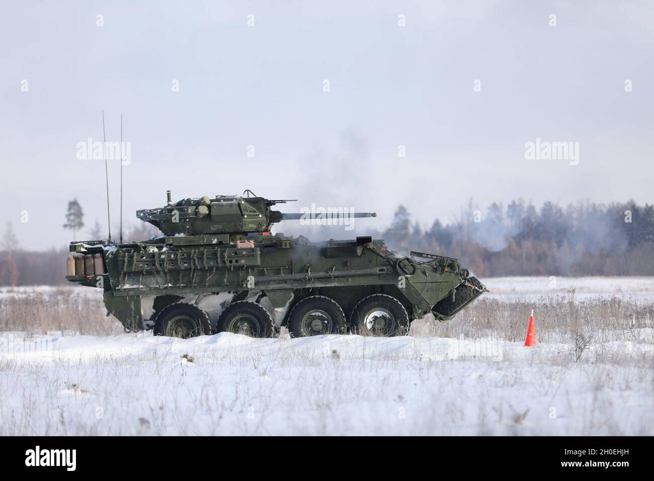 stryker de l'armée américaine de la troupe Comanche, 1er Escadron, 2d Cavalry Regiment, présence avancée renforcée le groupement tactique Pologne tire sur une cible pendant une qualification de tir à la zone d'entraînement de Bemowo Piskie, Pologne. Banque D'Images
