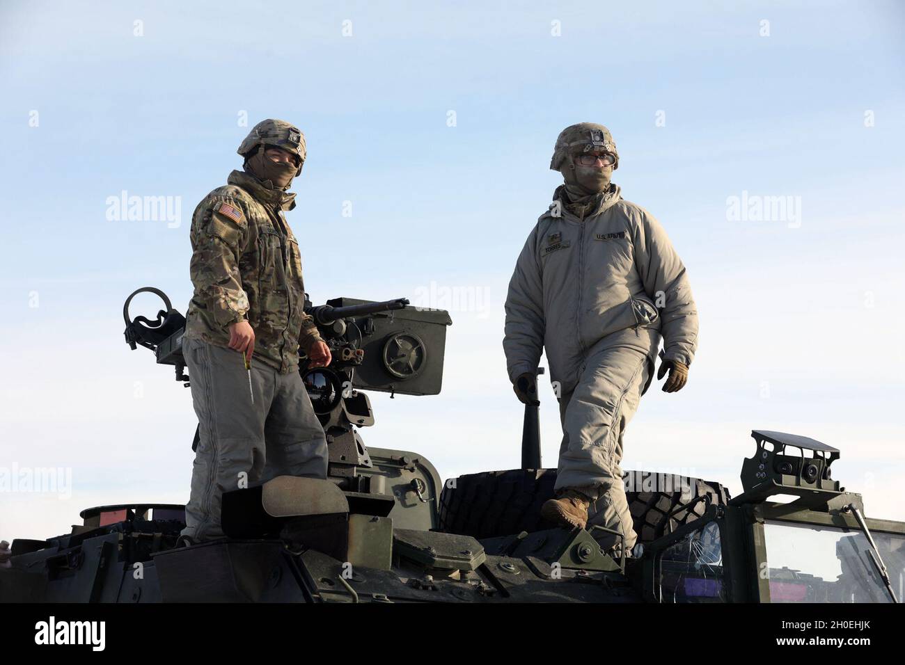 Les soldats de l'armée américaine de la troupe Comanche, 1er Escadron, 2e Régiment de cavalerie, présence avancée renforcée Groupe de combat Pologne travaillent pour préparer un stryker pour la gamme pendant une qualification de tireur à la zone d'entraînement de Bemowo Piskie, Pologne. Banque D'Images