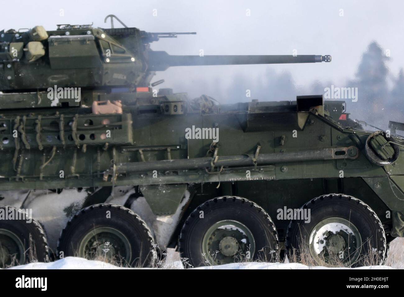 A .50 cal. Des corps de coquillages provenant d'un stryker de l'armée américaine de la troupe Comanche, 1er Escadron, 2d Cavalry Regiment, renforcée de présence avancée Battle Group Pologne pendant un champ de qualification de la gunnery à la zone d'entraînement de Bemowo Piskie, Pologne. Banque D'Images