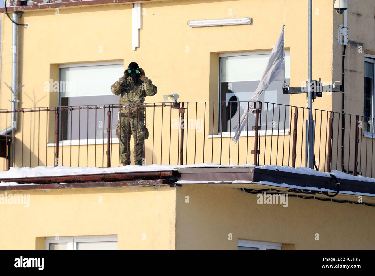 Soldat de l'armée américaine de la troupe de Comanche, 1er Escadron, 2e Régiment de cavalerie, présence avancée renforcée le groupement tactique Pologne supervise le ranch d'une tour polonaise pendant une aire de qualification de la gunerie à la zone d'entraînement de Bemowo Piskie, en Pologne. Banque D'Images