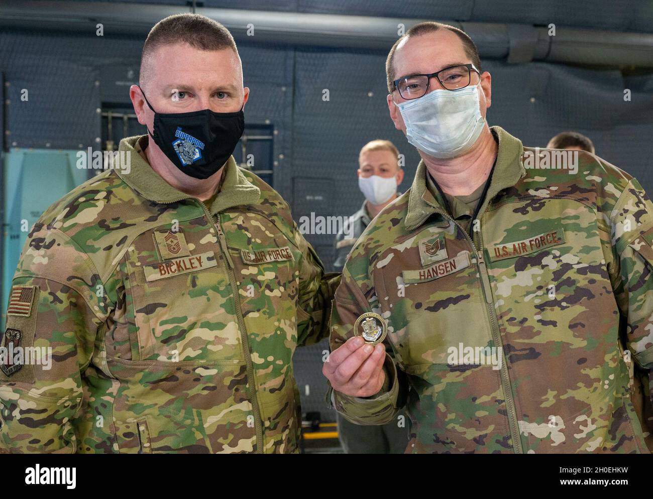 Tech.Sgt.Matthew Hansen, 436e Escadron de maintenance de l'aéronef, officier responsable de l'équipe de vérification de la station d'origine, pose avec le Sgt principal.Chad Bickley, 18e chef de commandement de la Force aérienne, sur la base aérienne de Douvres, Delaware, le 12 février 2021.Hansen a été reconnu comme un artiste vedette pour son rôle de point de contact principal pour le projet Tesseract, une initiative novatrice parrainée par la Force aérienne du Siège.Le projet Tesseract vise à intégrer efficacement les pratiques exemplaires du secteur privé dans les opérations d'entretien de la Force aérienne. Banque D'Images