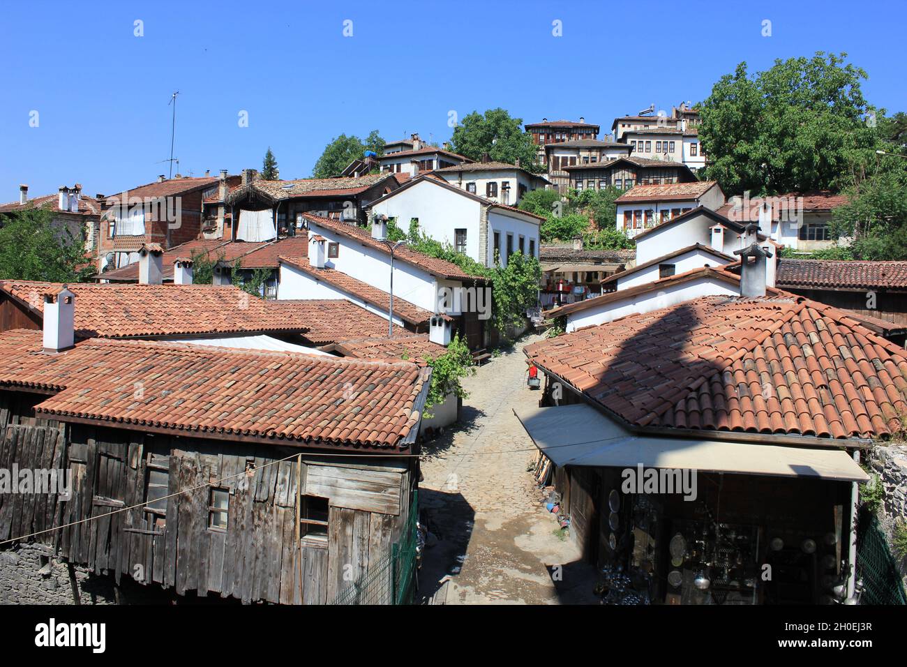Architecture construite structure bâtiment extérieur Pavillon de toit résidentiel quartier maison jour nature ciel tuiles de toit ciel clair arbre ville lumière du soleil pas de peopl Banque D'Images
