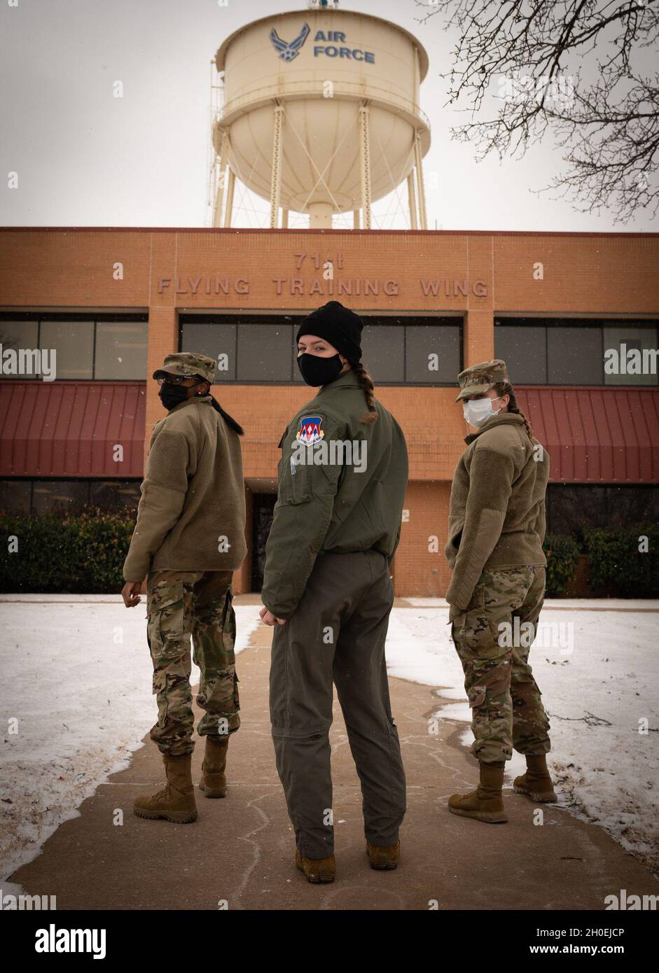 De gauche à droite, la sénatrice Airman Wase, affectée au 71e Escadron de soutien de la Force, 2e lieutenant Caitlin Bitting, affectée au 71e Escadron de soutien,Et le 2e lieutenant Alyssa Letts affecté à la 71e Escadre d'entraînement en vol, posez pour une photo le 12 février 2021, devant l'édifice de l'Agence du personnel de l'escadre, à Vance AFB Okla. Banque D'Images