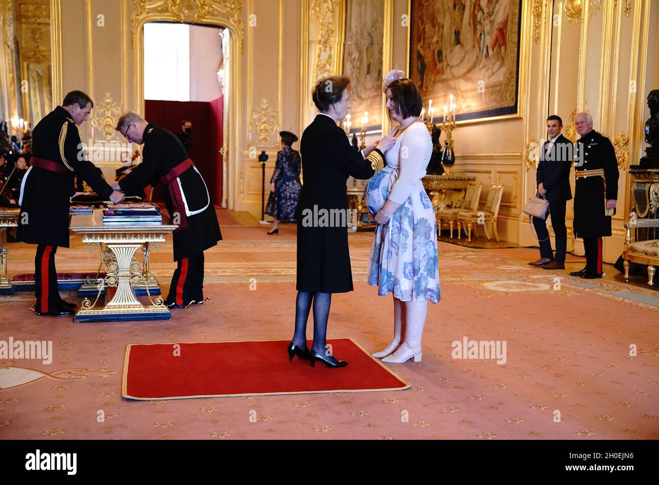 Mme Ashleigh Linsdell, de Peterborough, est faite OBE (Officier de l'ordre de l'Empire britannique) par la princesse Royal au château de Windsor.Date de la photo: Mardi 12 octobre 2021. Banque D'Images