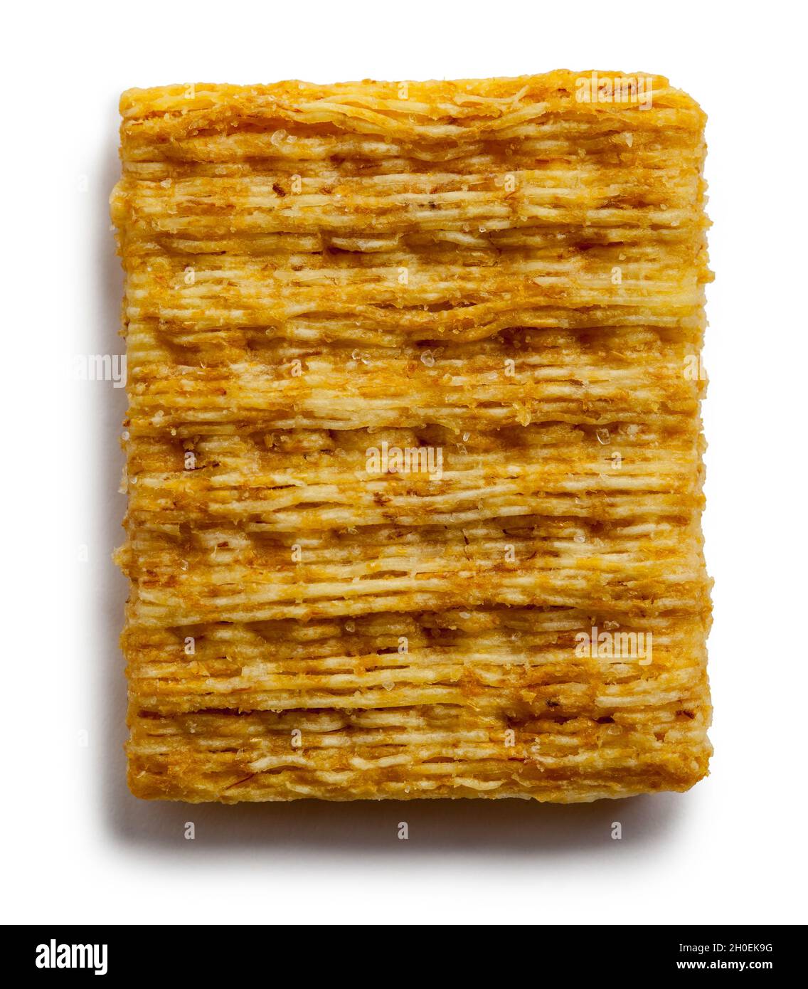 Un seul Cracker de blé déchiqueté Couper sur blanc. Banque D'Images
