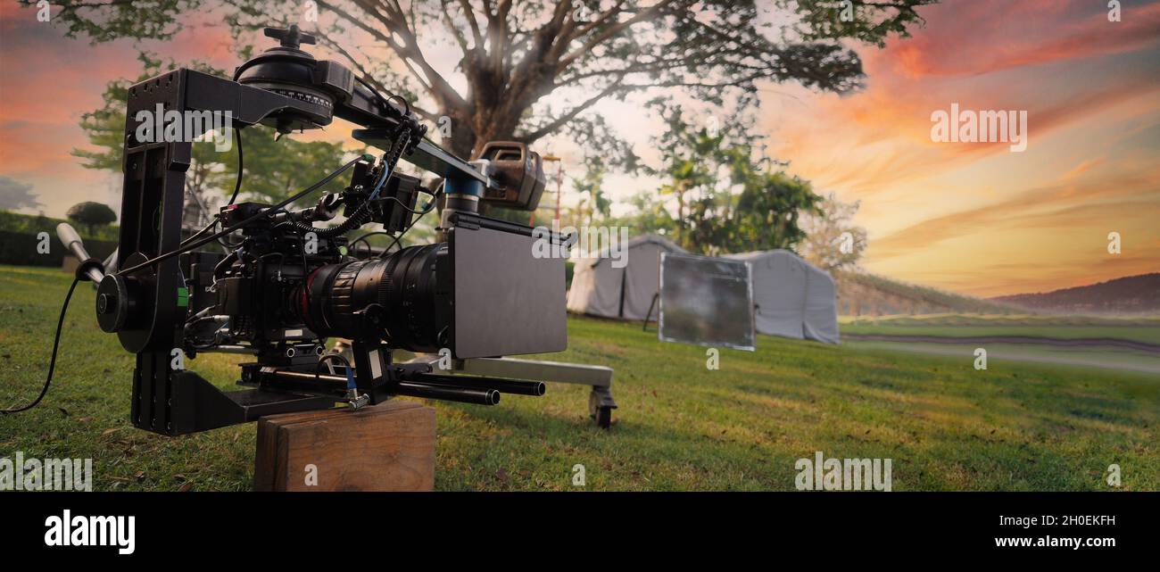 Caméra vidéo.Derrière la caméra vidéo qui permet d'enregistrer des films commerciaux ou des films à l'extérieur.Trépied et appareil photo numérique 4K de 35 mm de style cinématographique Banque D'Images
