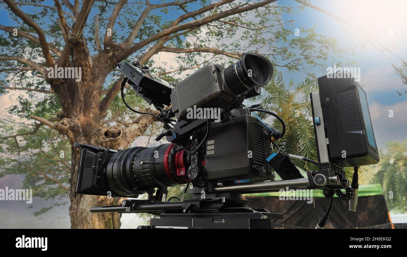 Caméra vidéo.Derrière la caméra vidéo qui permet d'enregistrer des films commerciaux ou des films à l'extérieur.Trépied et appareil photo numérique 4K de 35 mm de style cinématographique Banque D'Images