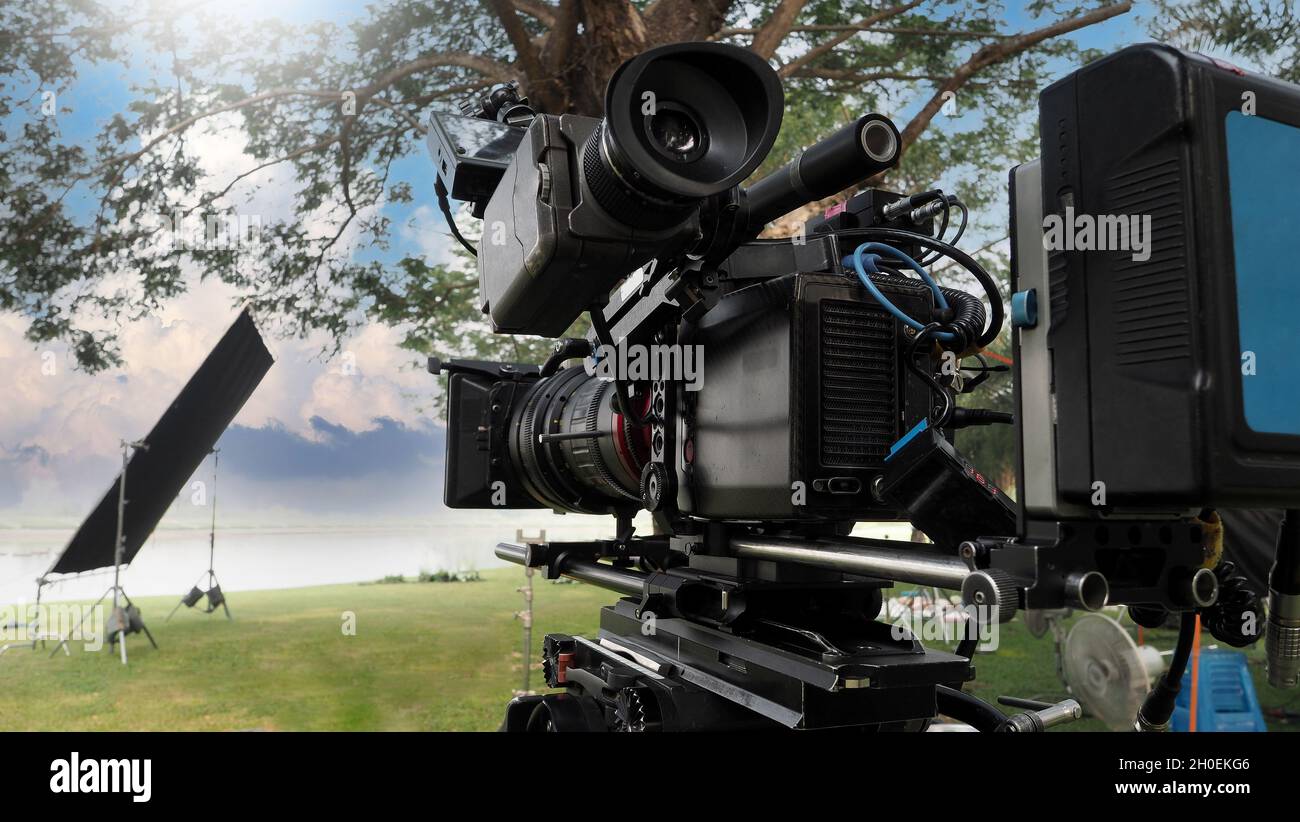Caméra vidéo.Derrière la caméra vidéo qui permet d'enregistrer des films commerciaux ou des films à l'extérieur.Trépied et appareil photo numérique 4K de 35 mm de style cinématographique Banque D'Images