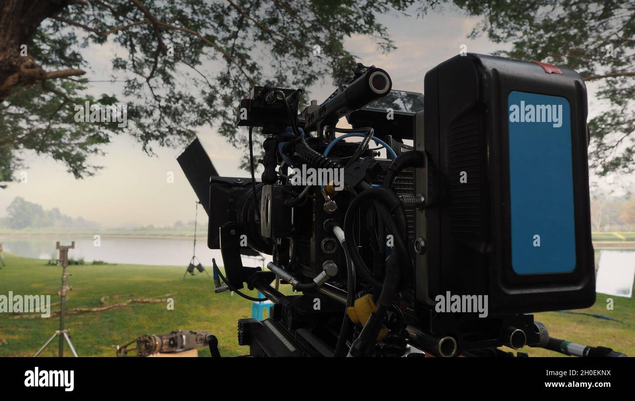 Caméra vidéo.Derrière la caméra vidéo qui permet d'enregistrer des films commerciaux ou des films à l'extérieur.Trépied et appareil photo numérique 4K de 35 mm de style cinématographique Banque D'Images